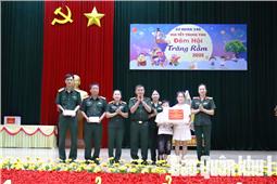 Quân khu  tặng quà Trung thu cho con quân nhân có hoàn cảnh khó khăn